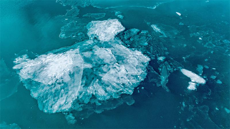 冬日青海湖 碎冰漂浮在湖面。人民網 況玉攝