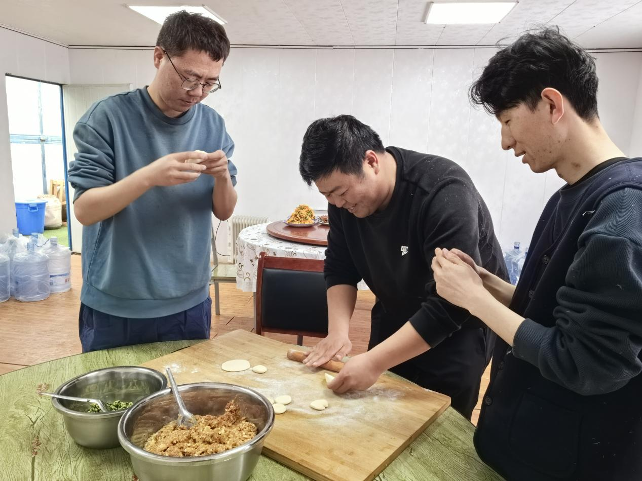 項目部里包餃子。王元明攝