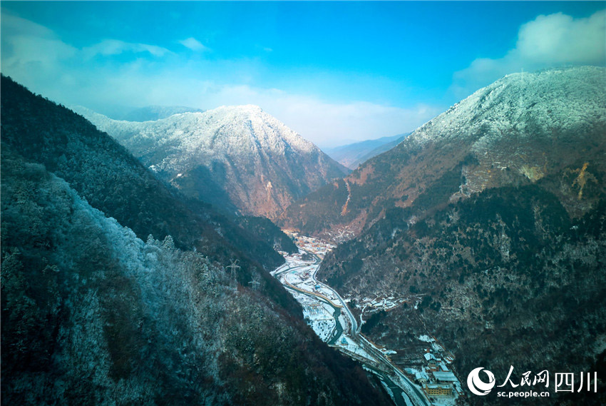 藍天、雪山、村寨相映生輝。胡宇攝