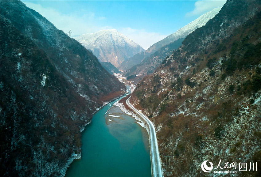 公路在雪山間穿梭。胡宇攝