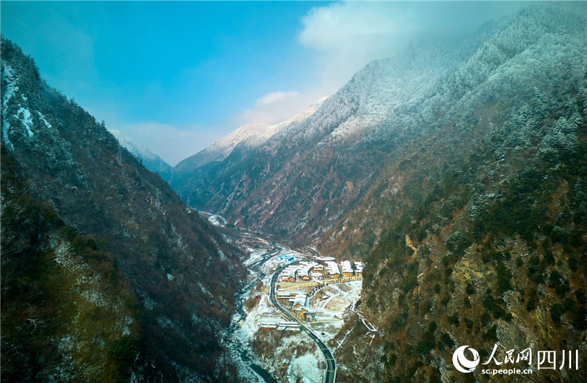 藍天下的雪山村寨。胡宇攝