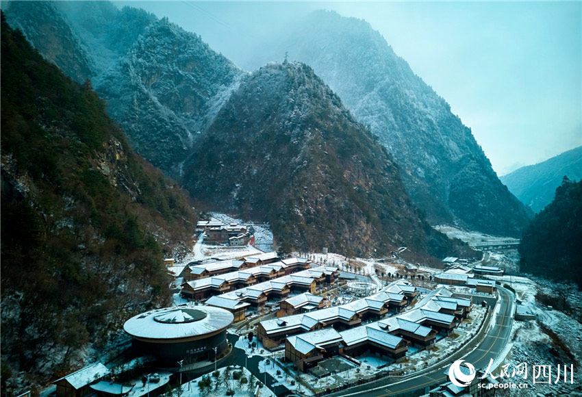 雪山下的村寨。胡宇攝
