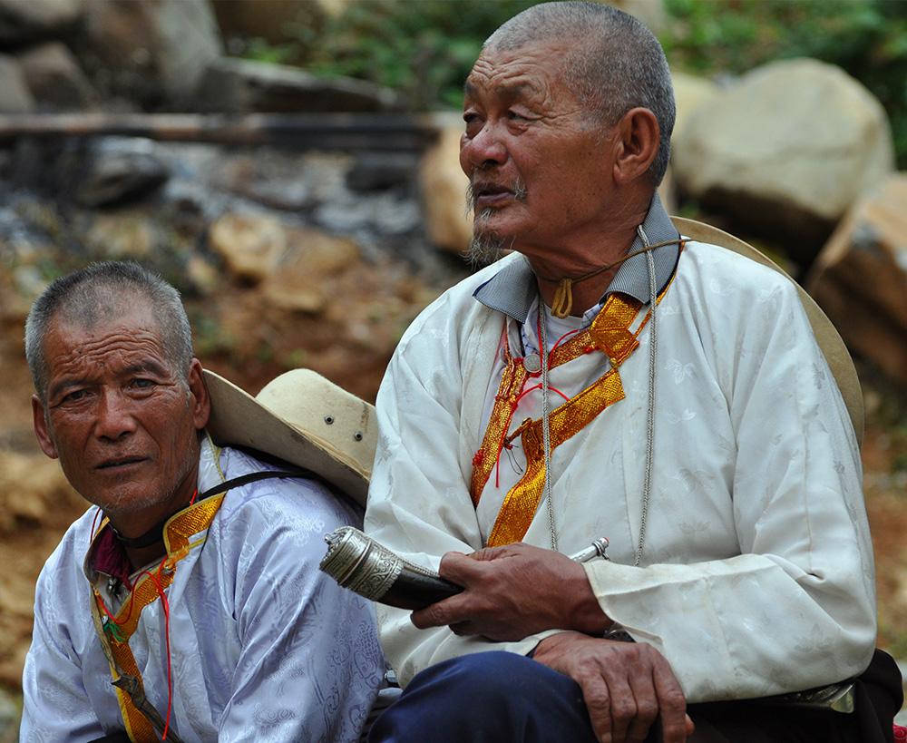 藏族老人除了勞作的時候，鼻煙壺不離手。（張國華 攝）DSC_7788.jpg