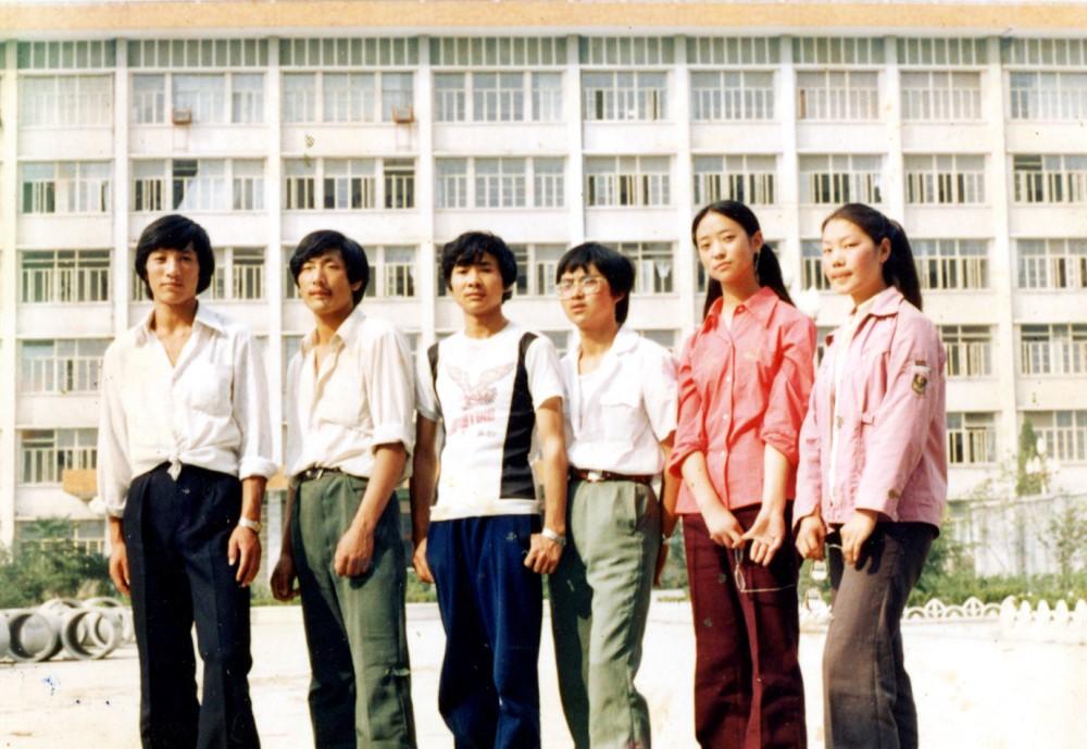 1987年9月作者考入西南民族學院，在教學大樓前與云南同學合影留影。張國華　供稿.jpg
